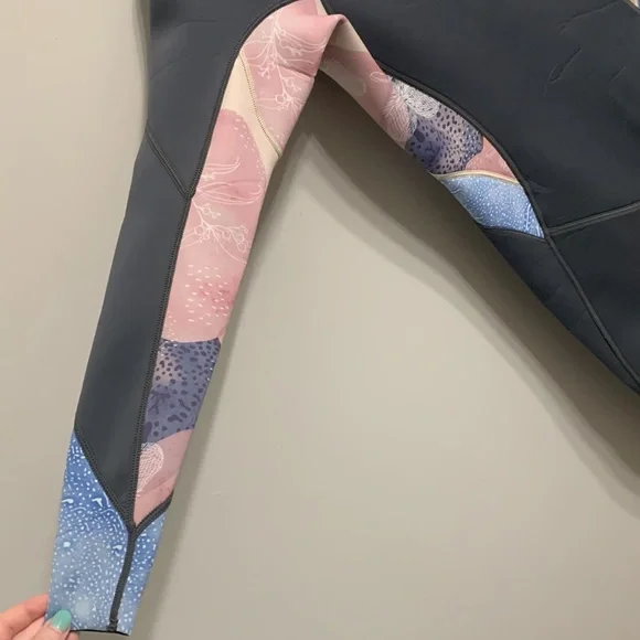 O'Neill Women's Wetsuit in Gray and Multicolor - Picture 2 of 6